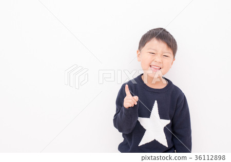 指向與微笑的孩子 36112898