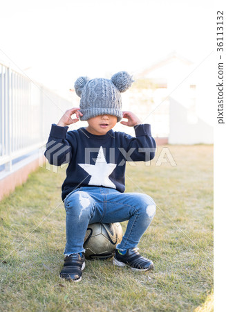 Child wearing a knit hat 36113132
