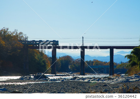 秩父鐵路鐵橋和火車荒川橋秩父幹線 秩父鐵路鐵橋和火車荒川橋秩父幹線 36120442