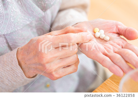 The hand of the elderly who takes medicine Old man Cold Illness The hand of the elderly who takes medicine Old man Cold Illness 36122858