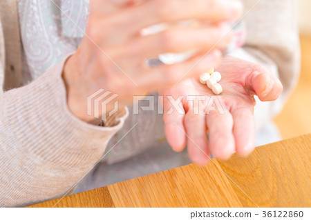 服用老人的手老人冷病 36122860