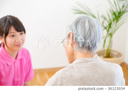 Elderly people and assistants in conversation Care image Transfer assistance scene Listen to the story Elderly people and assistants in conversation Care image Transfer assistance scene Listen to the story 36123034