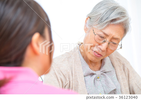 談話中的老年人和助手護理圖像轉移援助現場聽取故事 36123040