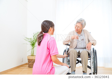 Elderly people and assistants in conversation Care image Transfer assistance scene Listen to the story Elderly people and assistants in conversation Care image Transfer assistance scene Listen to the story 36123041
