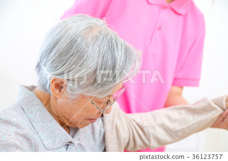 關懷圖像轉移輔助場景聽故事老人冷病 關懷圖像轉移輔助場景聽故事老人冷病 36123757
