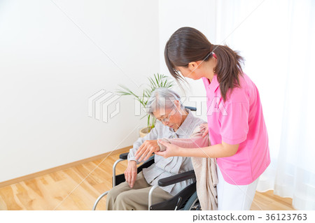 Caring image transfer assistance scene Listen to the story Old man cold sick 36123763