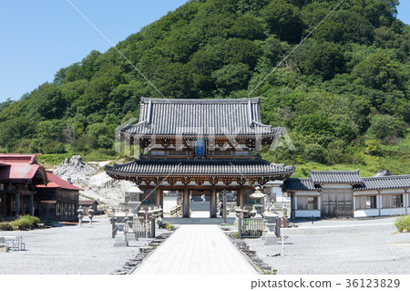 Image of a mountain gate in the Koreyama Reijo 36123829