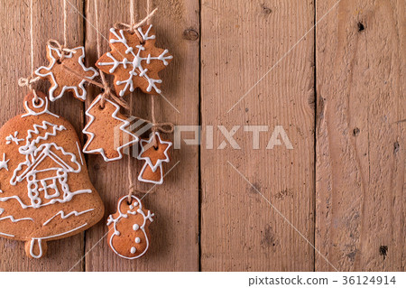 Christmas gingerbread hanging over wooden wall Christmas gingerbread hanging over wooden wall 36124914