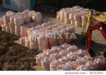 Large-sized soil pile round type piled up at construction site 36131001
