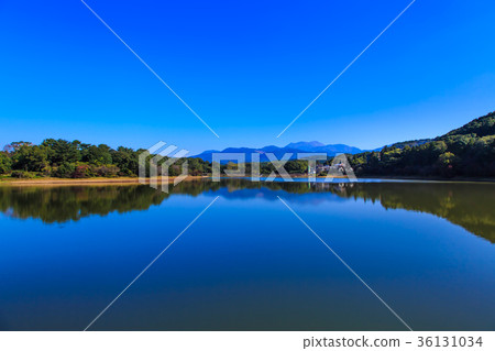 Autumn leaves of Unzen Suwa pond 36131034