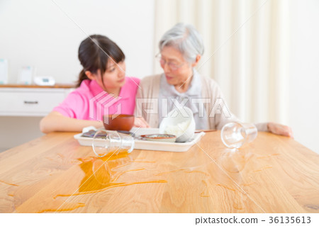 Elderly people who refuse meals and the corresponding carers Elderly people Care 36135613