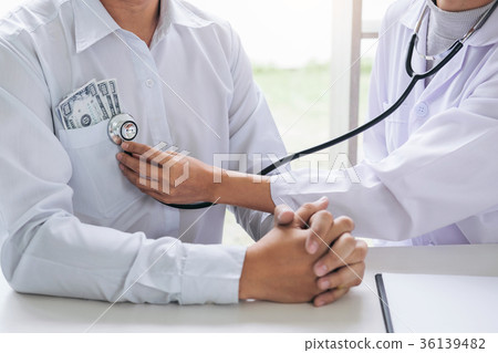 Doctor received corruption money, hand putting money in patient 36139482