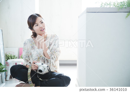 女性年輕夫人年輕人微笑逗人喜愛的生活方式 女性年輕夫人年輕人微笑逗人喜愛的生活方式 36141010