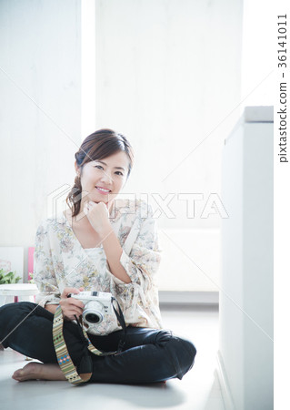 女性年輕夫人年輕人微笑逗人喜愛的生活方式 女性年輕夫人年輕人微笑逗人喜愛的生活方式 36141011