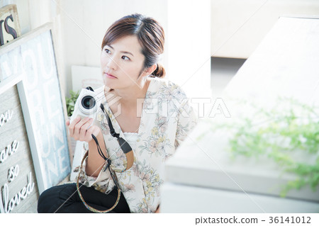女性年輕夫人年輕人微笑逗人喜愛的生活方式 女性年輕夫人年輕人微笑逗人喜愛的生活方式 36141012
