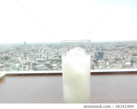 在高層建築的窗口的冰水，中暑預防圖像 36141404
