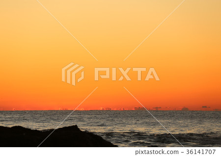 The end of the morning sun on the Oarai beach 36141707