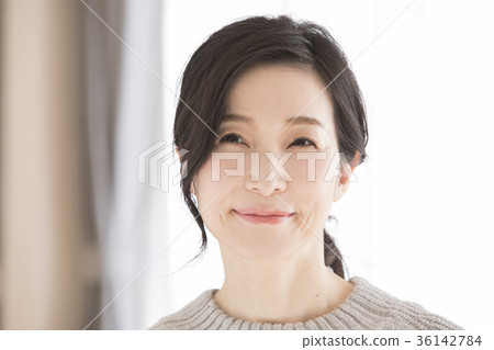 Middle woman in knit Middle woman in knit 36142784