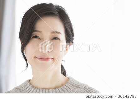 Middle woman in knit 36142785