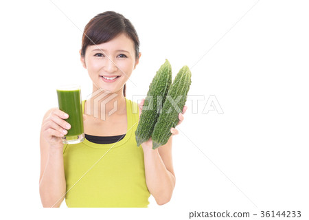 一個女人喝蔬菜汁 一個女人喝蔬菜汁 36144233