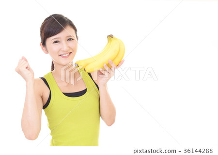 一名微笑的婦女用果子 36144288