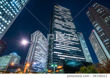 《東京》新宿子中心的摩天大樓夜景 《東京》新宿子中心的摩天大樓夜景 36146021