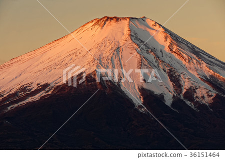 Sunrise Fuji seen from Lake Yamanaka / Ishiwari 36151464