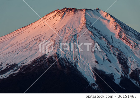 Sunrise Fuji seen from Lake Yamanaka / Ishiwari 36151465