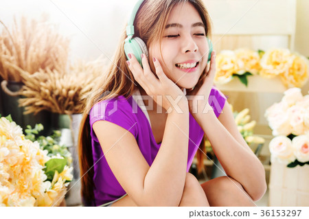 Happy Young Woman Listening Music Happy Young Woman Listening Music 36153297