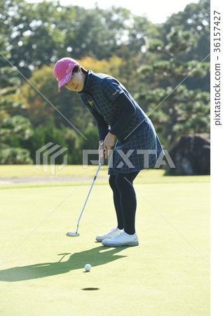 女子打高爾夫球 女子打高爾夫球 36157427