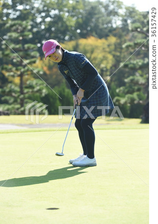 女子打高爾夫球 女子打高爾夫球 36157429