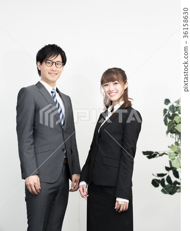 站立的男人和女人穿著西裝 36158630