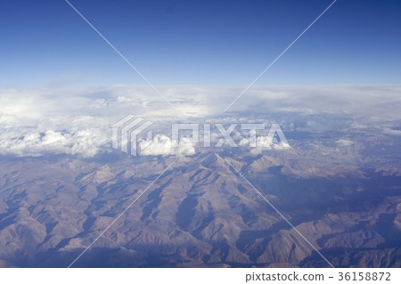 傳播在山和背景的雲彩看見從夏天安地斯山的天空在中南美洲智利 36158872