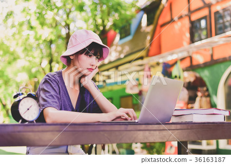 Beautiful girls are studying outside the classroom. Beautiful girls are studying outside the classroom. 36163187