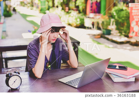 Beautiful girls are studying outside the classroom. Beautiful girls are studying outside the classroom. 36163188