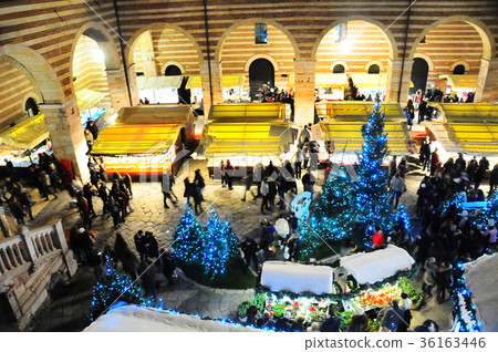 Verona's busy Christmas market 36163446