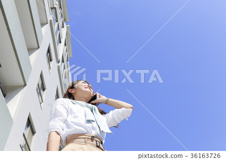 生活方式晴朗的天氣和年輕的女人 36163726