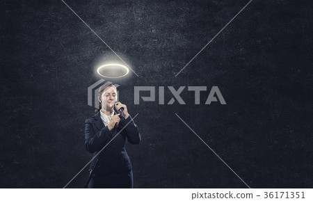 Woman speaker 36171351