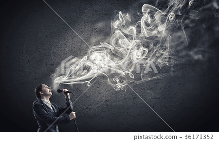 Woman speaker 36171352