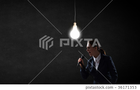 Woman speaker 36171353