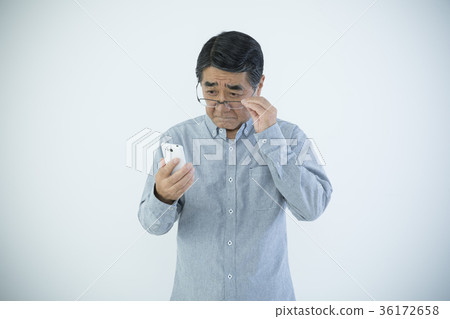 無法看到智能手機屏幕的老人 無法看到智能手機屏幕的老人 36172658