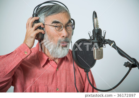 Senior man (vocal lesson) 36172897