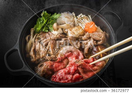 大理石和牛牛肉配上美味的壽喜燒日本料理 大理石和牛牛肉配上美味的壽喜燒日本料理 36172977