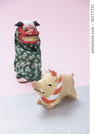 狼娃娃和舞獅娃娃 狼娃娃和舞獅娃娃 36177332