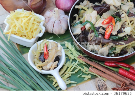 Stir fried chicken, ginger and fresh ginger sliced Stir fried chicken, ginger and fresh ginger sliced 36179655
