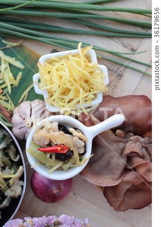 Stir fried chicken, ginger and fresh ginger sliced Stir fried chicken, ginger and fresh ginger sliced 36179656