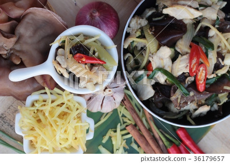 Stir fried chicken, ginger and fresh ginger sliced Stir fried chicken, ginger and fresh ginger sliced 36179657
