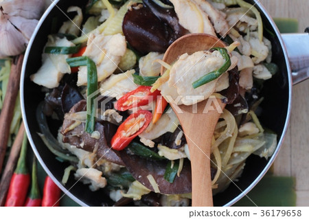 Stir fried chicken, ginger and fresh ginger sliced Stir fried chicken, ginger and fresh ginger sliced 36179658