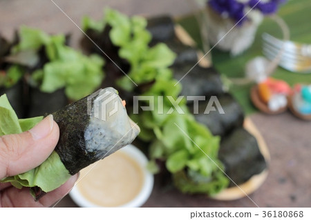 Fresh vegetable salad roll with seaweed 36180868