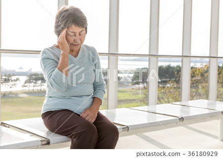 Senior headache 36180929